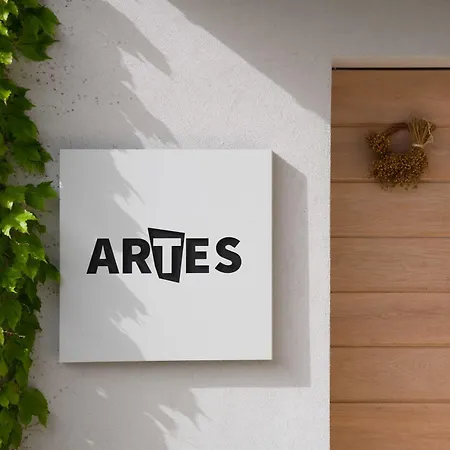 Artes With Free Hot Tub & Sauna *