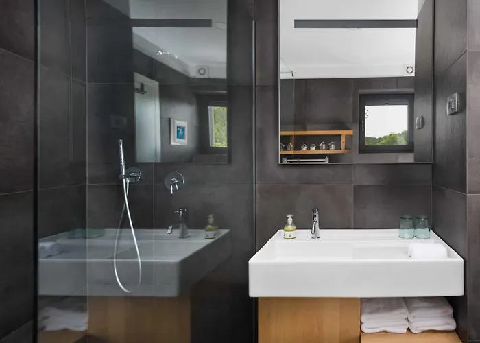 Artes With Free Hot Tub & Sauna